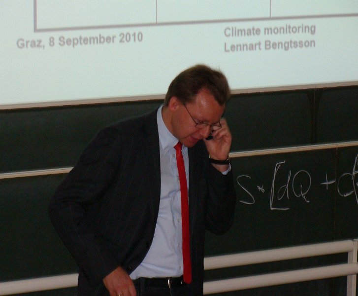 Gottfried talking to Bengtsson 2182.JPG